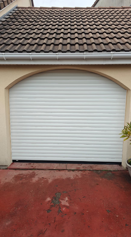 Pose de porte de garage à enroulement à Gonfreville-l’Orcher – Motorisation Somfy Rollixo io