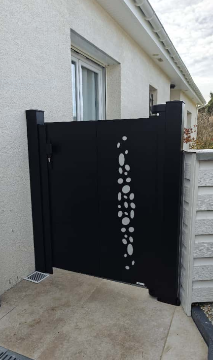 Faire installer un portillon aluminium Bi-colore par un professionnel près du Havre