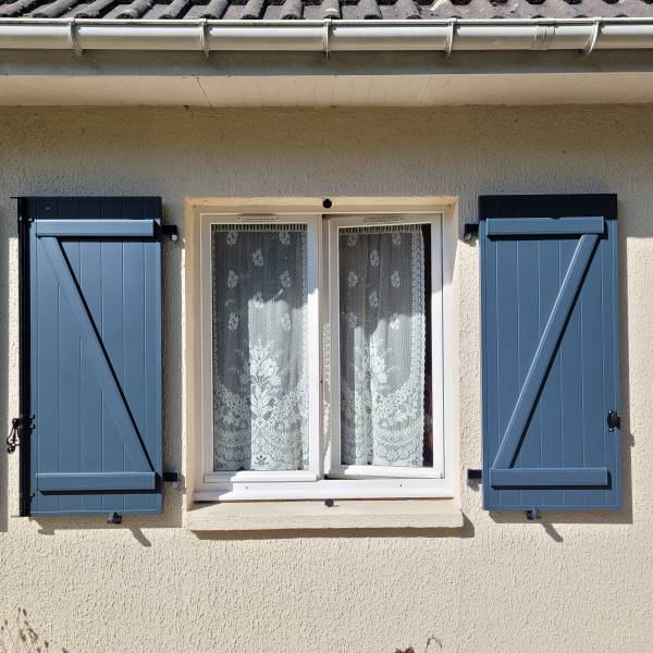 Poser des volets battants avec barres et écharpes sur Epouville
