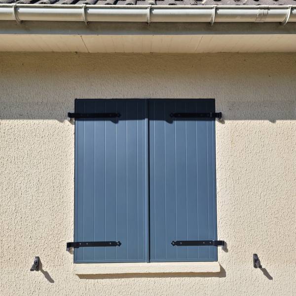 Améliorer l'isolation de sa maison avec des volets battants