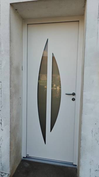 Faire changer sa porte d'entrée par une porte d'entrée vitrée près du Havre