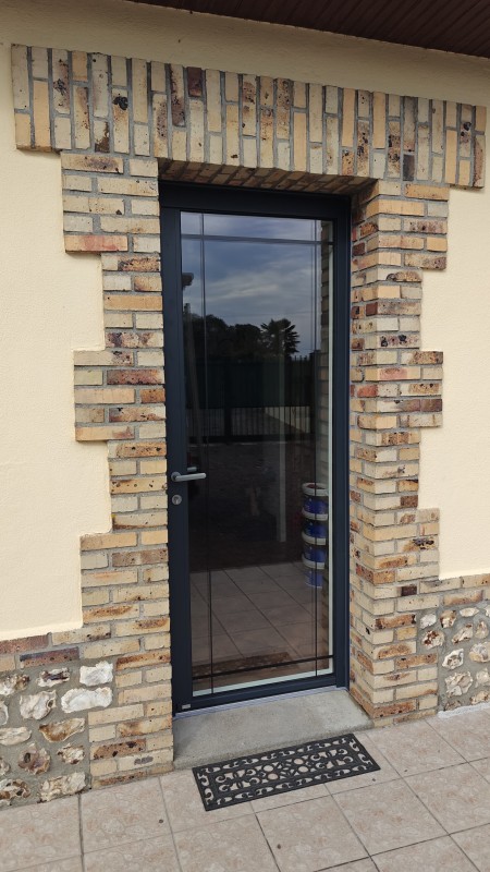 trouver un artisan près du Havre pour m'installer une porte d'entrée vitrée