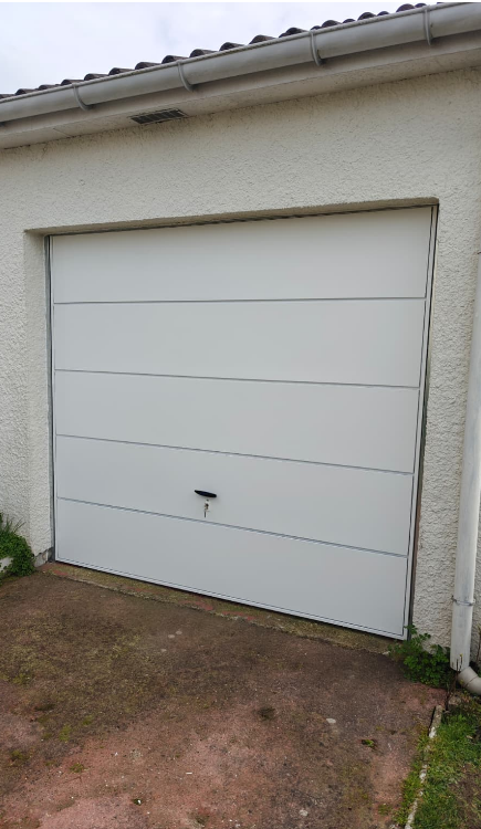 Installation d’une porte de garage en acier blanc RAL 9016 à Manéglise