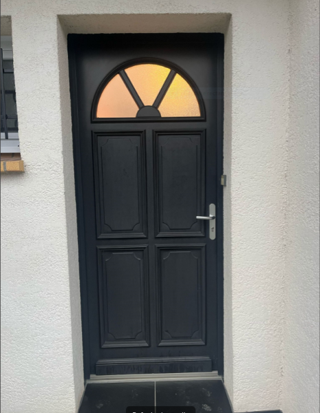 Faire remplacer sa vieille porte d'entrée par une porte d'entrée en aluminium sur Epouville