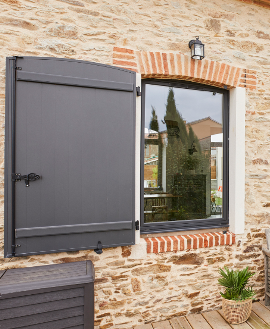 Roger Entreprise vous propose de moderniser votre façade de maison avec la fenêtre mixte bois aluminium sur le Havre