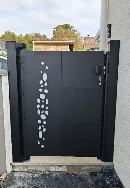 Optez pour un portillon en aluminium avec finition bi-colorées sur Epouville