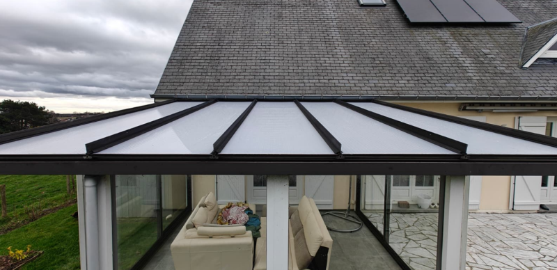 Faire remplacer ses plaques de toiture de véranda près du havre