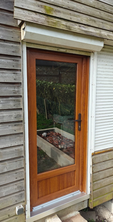 Rénovation réussie avec des fenêtres PVC chêne doré et une porte d'entrée élégante