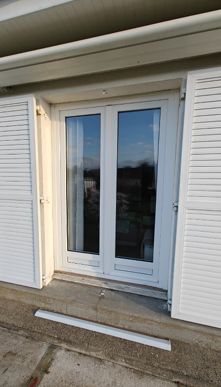 Pose de fenêtres PVC Oknoplast et volets roulants solaires à Saint-Sauveur-d’Émalleville