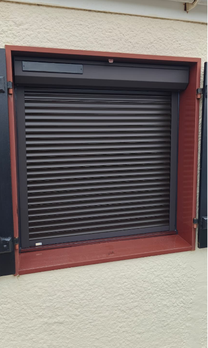 Installation de volets roulants solaires Somfy – Pose en tableau extérieure