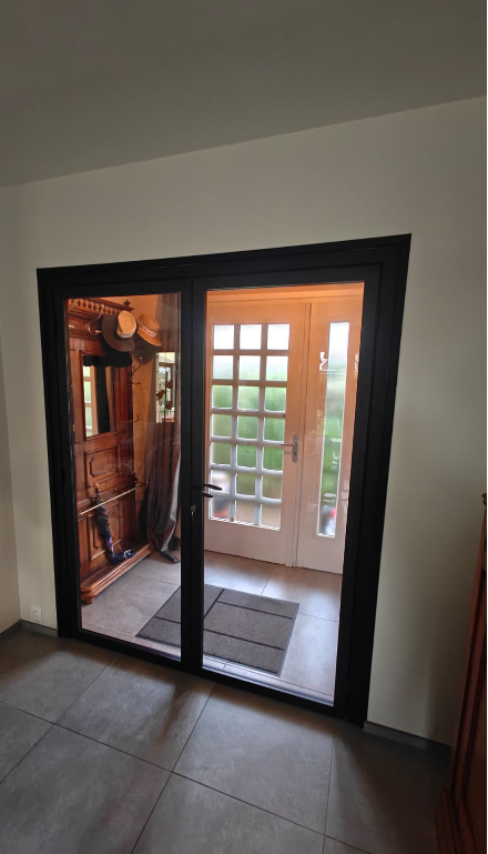 Double porte intérieure en aluminium à Fontaine-la-Mallet : séparation entrée et séjour