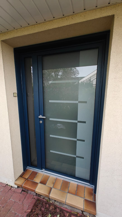 Pose de porte d'entrée aluminium modèle KIGALI 18-EVO avec fixe latéral