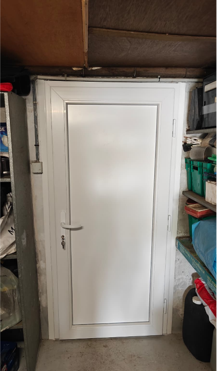 Rénovation de porte de service PVC avec isolation renforcée à Montivilliers