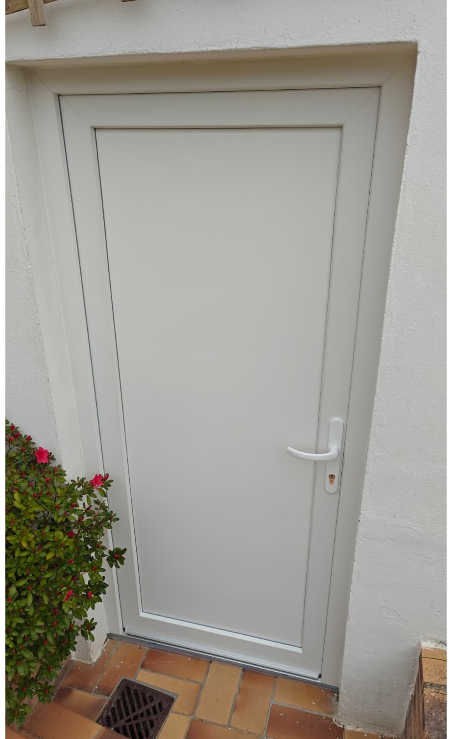 Devis pour remplacement de porte de service en PVC à Montivilliers