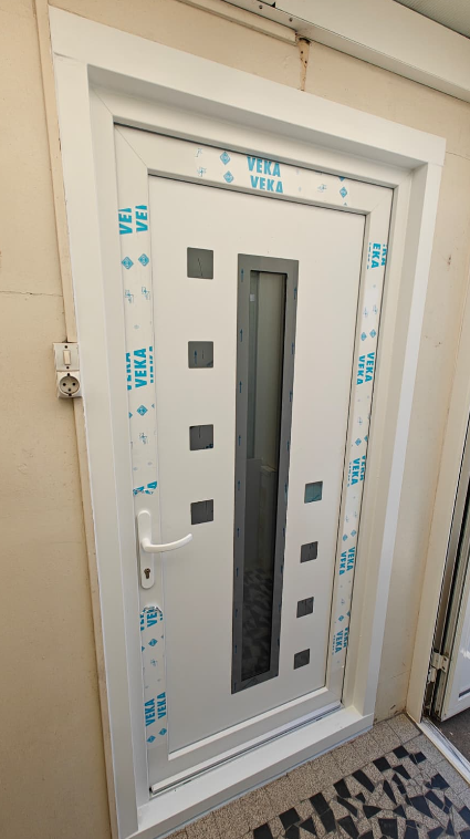 Installation porte d’entrée PVC profilé Véka blanc teinté masse RAL 9016