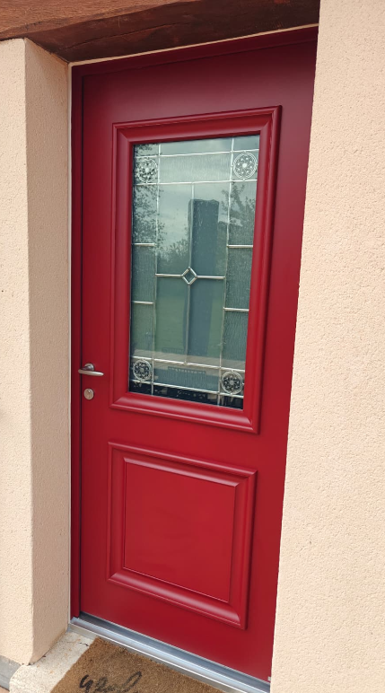 Porte d’entrée aluminium sur mesure à Notre-Dame-du-Bec : modèle AKIMEL rouge texturé