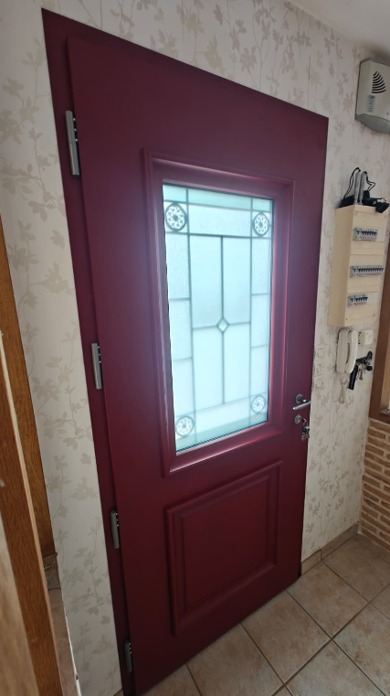 Rénovation entrée maison : porte aluminium AKIMEL rouge 3004 à Notre-Dame-du-Bec