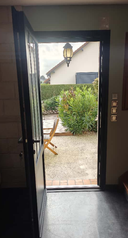 Faire installer une porte d'entrée vitrée en aluminium RA 9005 satiné