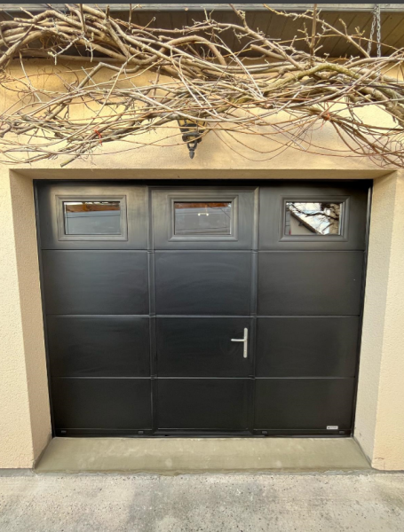 Faire installer une porte de garage avec hublots sur Goderville