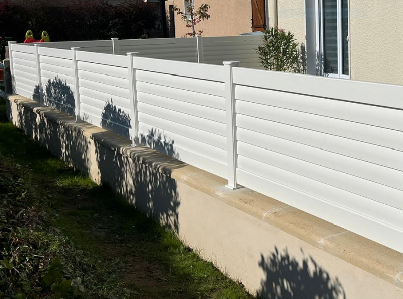 Faire installer une clôture en aluminium sur muret à Montivilliers