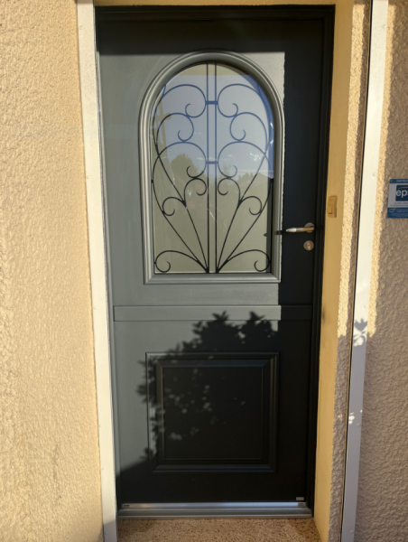 Rajeunir la façade de sa maison avec une nouvelle porte d'entrée mixte bois/alu