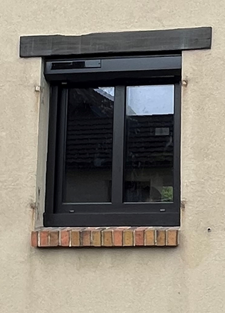 Faire installer une fenêtre en aluminium avec volet motorisé solaire