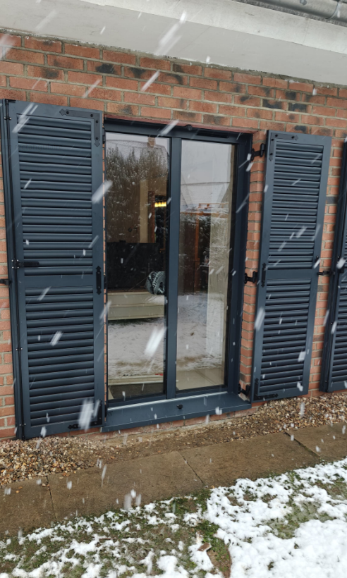 Apporter une touche de modernité avec des volets battants en aluminim sur sa façade de maison