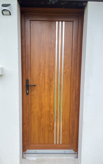 Faire installer une porte d'entrée en PVC bicolore près du Havre