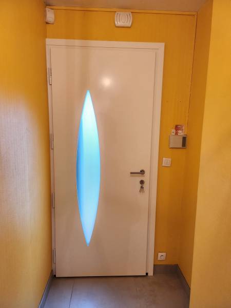 Changer sa porte en bois par une porte en aluminium bicolore