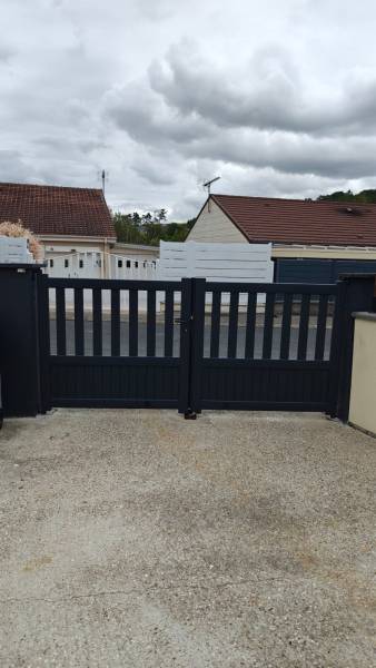 Pose d'un portail aluminium RAL 7016 gamme Contemporaine à Épouville