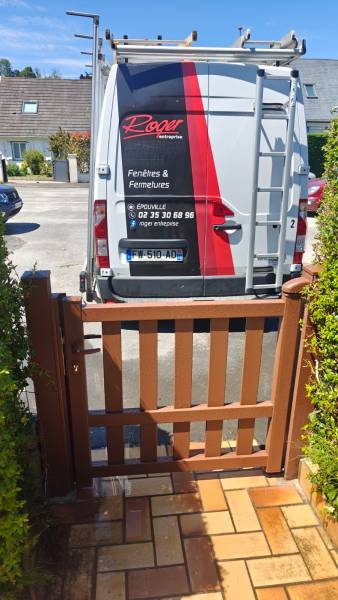 Installation d'un portail et portillon en aluminium Préfalu modèle Brèche Rouge Mars à Épouville