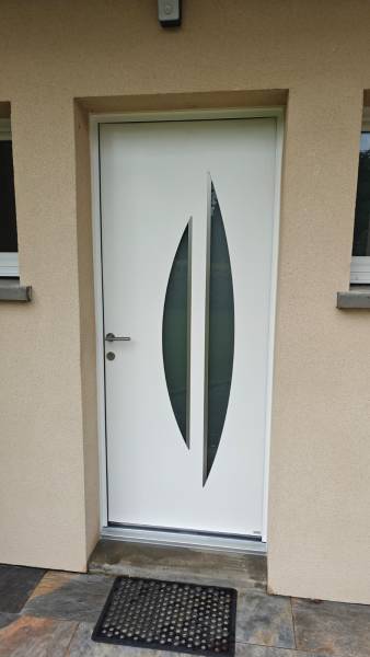 Sécurisez votre maison avec une porte d'entrée aluminium Bel'M à serrure automatique