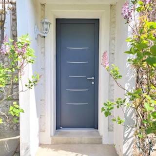 Poser une porte d'entrée en aluminium sur Sainte Adresse
