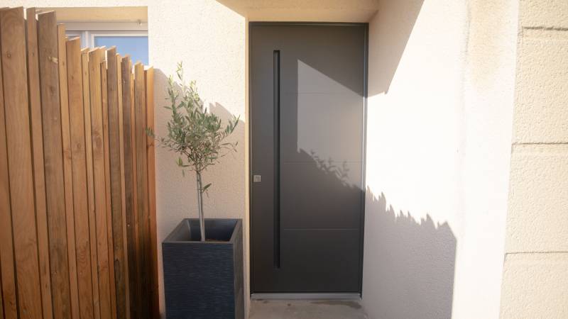 Remplacer sa vieille porte d'entrée sur Epouville